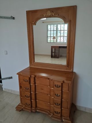 Cómoda antigua con espejo