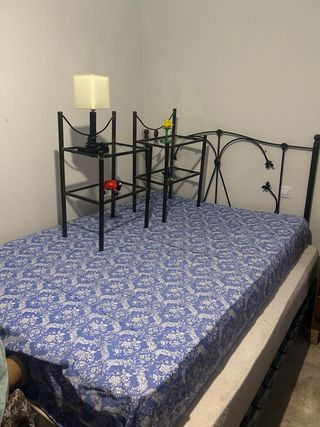 Cama matrimonial con veladores y colchón.