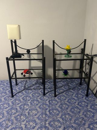 Cama matrimonial con veladores y colchón.