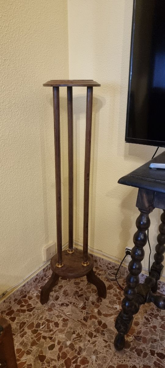Pedestal antiguo de madera