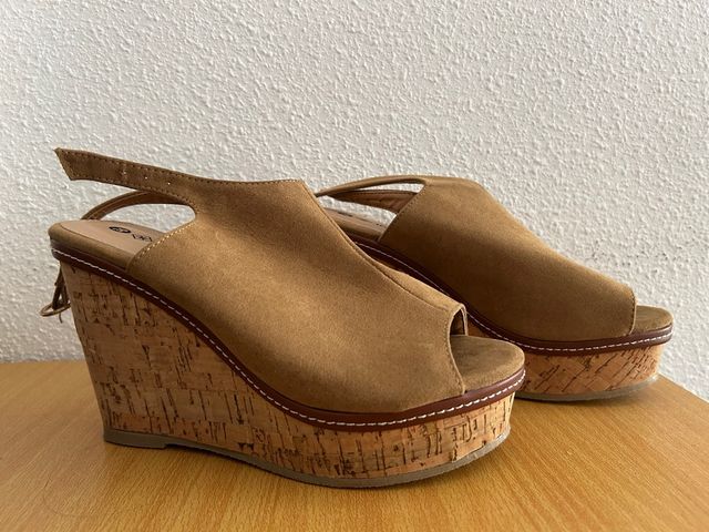 Sandalias cuña Inside marrón mujer.