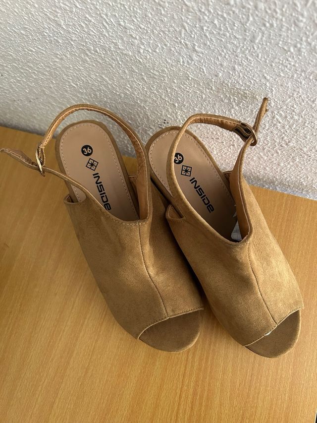 Sandalias cuña Inside marrón mujer.