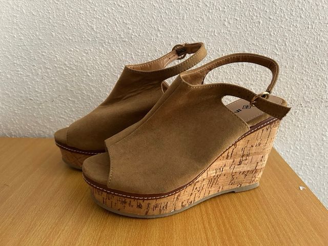 Sandalias cuña Inside marrón mujer.