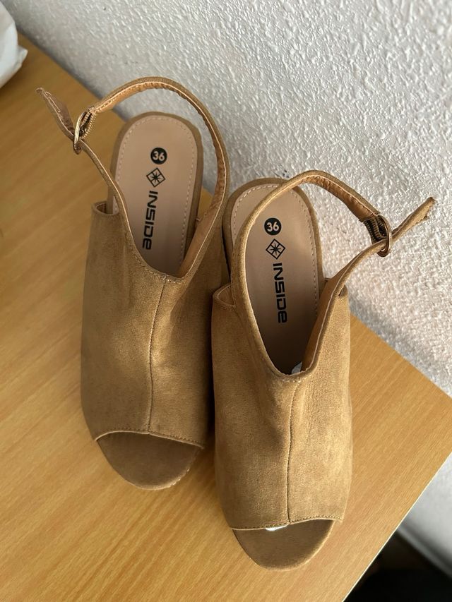 Sandalias cuña Inside marrón mujer.