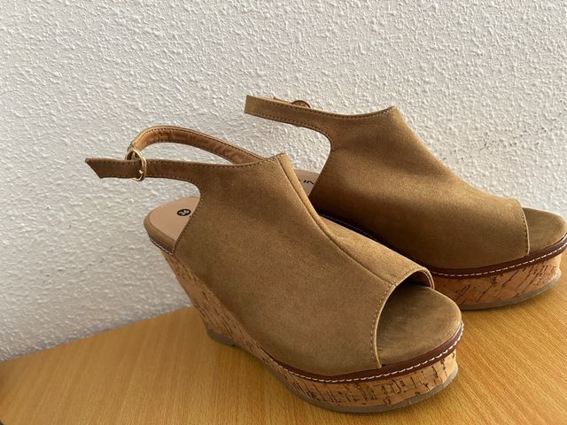 Sandalias cuña Inside marrón mujer.