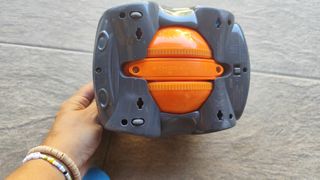 Coche teledirigido azul y naranja