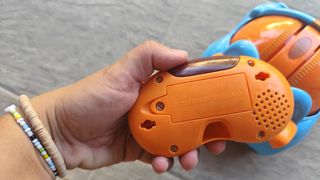 Coche teledirigido azul y naranja