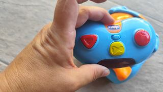 Coche teledirigido azul y naranja