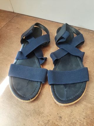 Sandalias azules elásticas