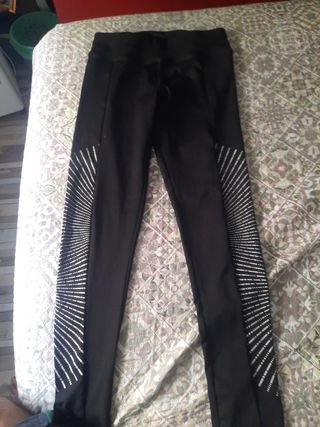 Mallas deportivas negras con detalles plateados