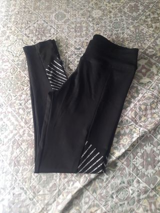 Mallas deportivas negras con detalles plateados