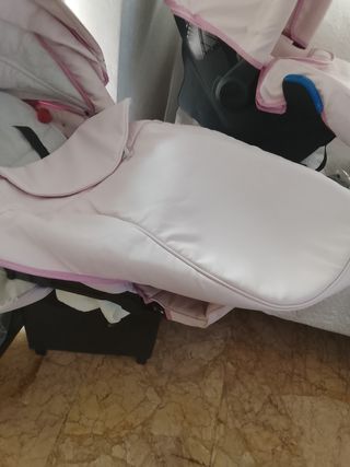 Carro de bebé rosa con capota de pelo