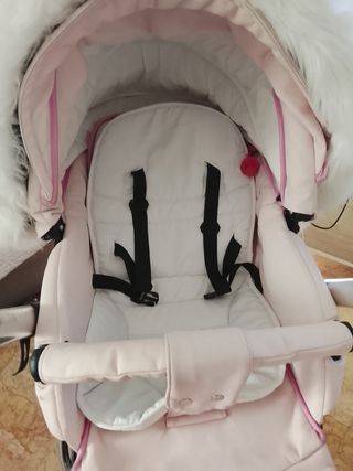Carro de bebé rosa con capota de pelo