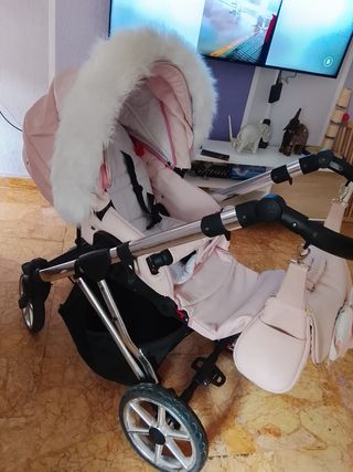 Carro de bebé rosa con capota de pelo