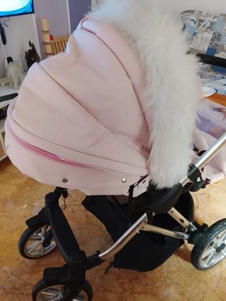 Carro de bebé rosa con capota de pelo
