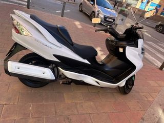 Suzuki Burgman 400 modelo 2017 lleva 99000km
