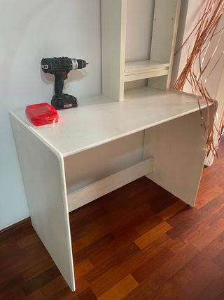 Mesa de escritorio de madera pintada