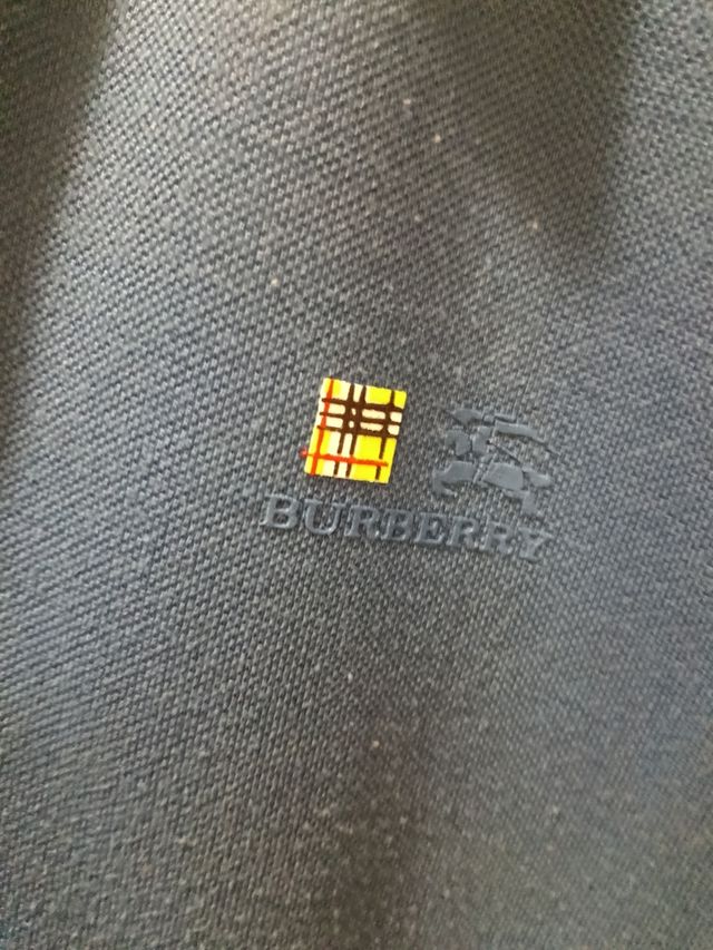Polo Burberry Azul Talla M es una M pequeña.