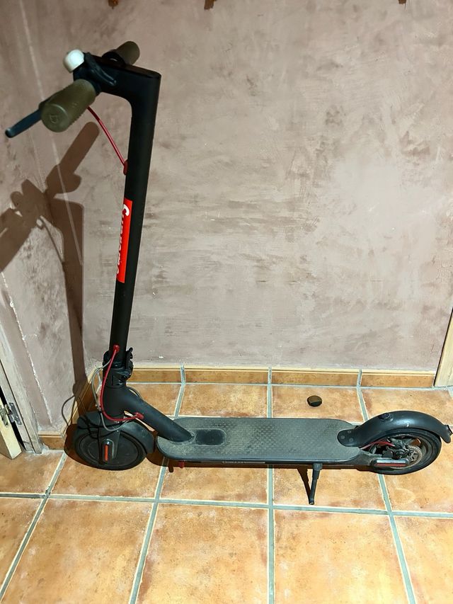 Patinete Eléctrico Xiaomi con su caja.