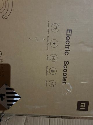 Patinete Eléctrico Xiaomi con su caja.