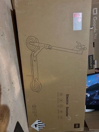 Patinete Eléctrico Xiaomi con su caja.