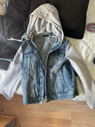 Chaqueta vaquera con capucha gris y azul