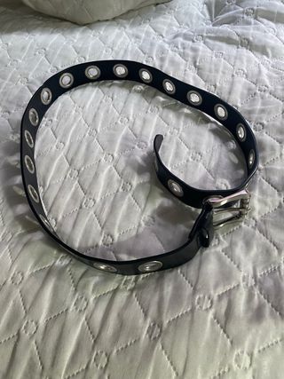 Cinturón negro con ojales plateados