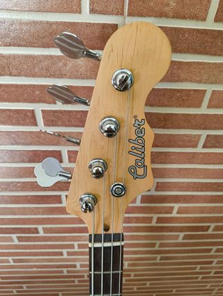 Bajo Eléctrico Pasivo Caliber Negro