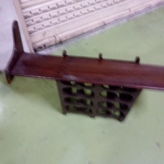 Balda de madera marrón para pared