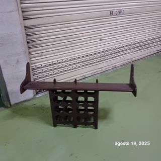 Balda de madera marrón para pared