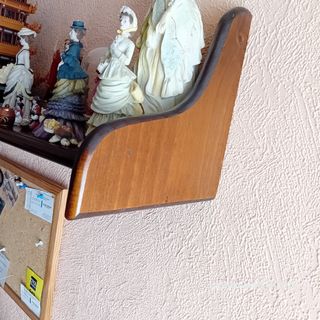 Balda de madera marrón para pared