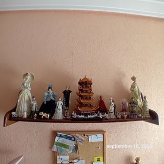 Balda de madera marrón para pared