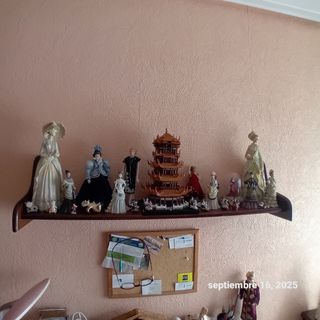 Balda de madera marrón para pared