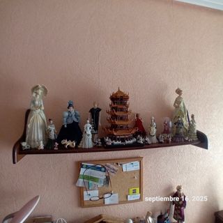 Balda de madera marrón para pared