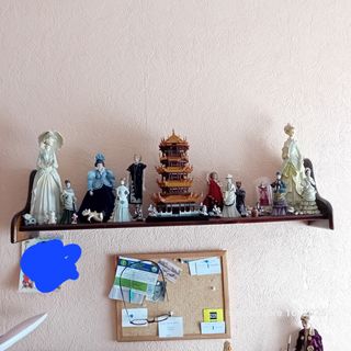 Balda de madera marrón para pared