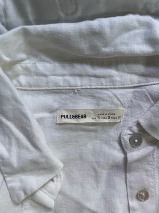 Camisa blanca corta Pull&Bear con bolsillo.