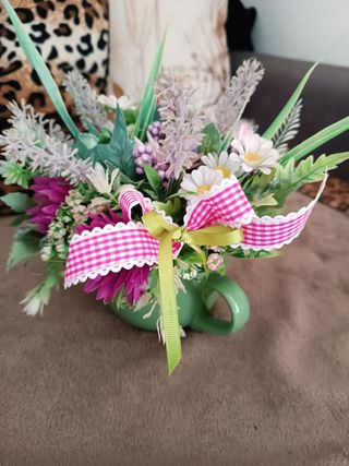 Tazza verde con fiori artificiali lilla fucsia
