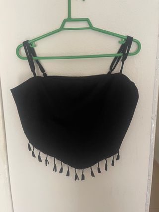 Top de tirantes negro con flecos