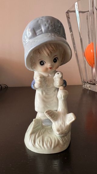 Statuina bambina con oca e pulcini