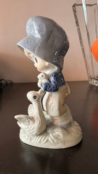 Statuina bambina con oca e pulcini