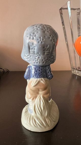 Statuina bambina con oca e pulcini