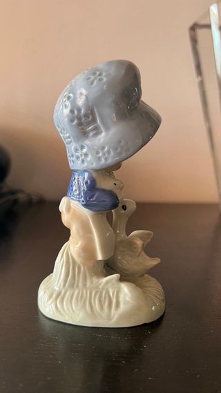 Statuina bambina con oca e pulcini