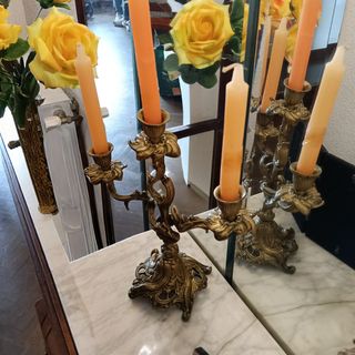 Candelabro dorado antiguo con velas