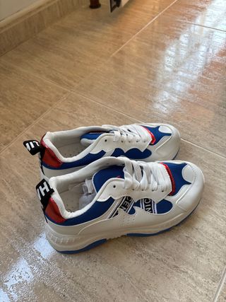 Tenis deportivos blancos y azules
