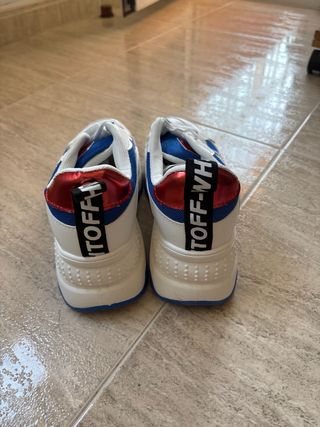 Tenis deportivos blancos y azules