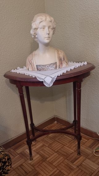 Mesita ovalada antigua de madera