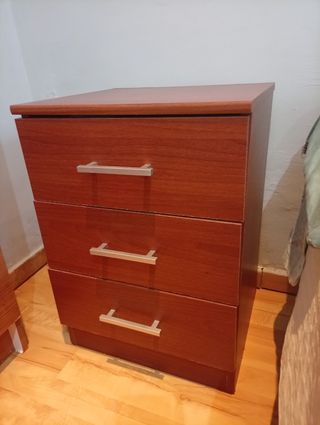 Mesita de noche de madera