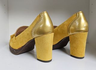 Zapatos de tacón mostaza y dorados