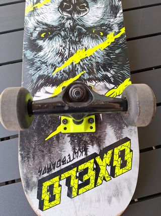 Skateboarding con diseño de lobo