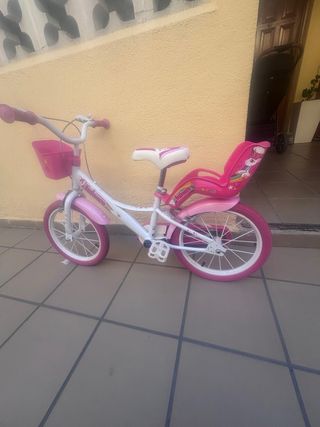 Bicicleta infantil rosa con asiento trasero